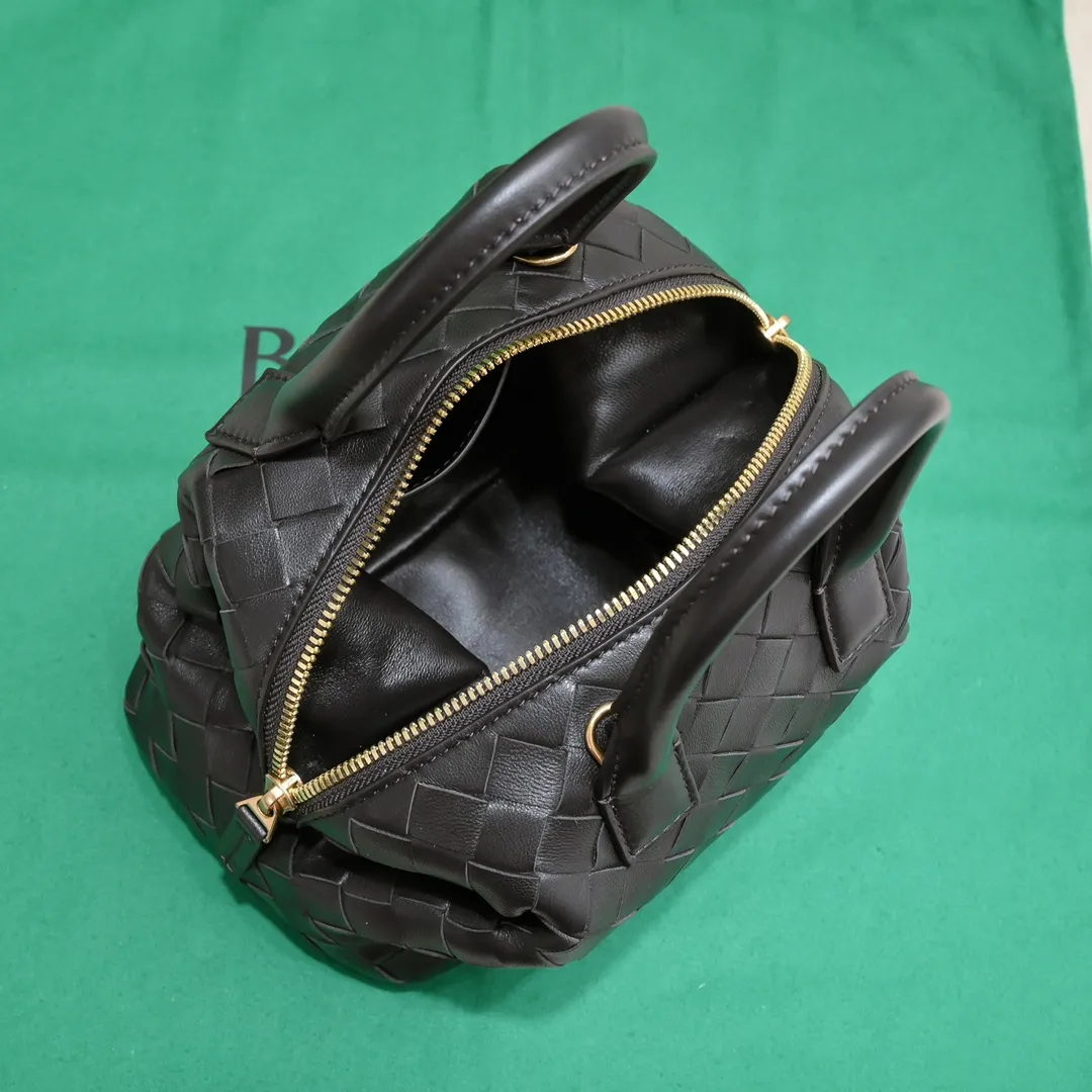 Batch 1560 #Bv Small Intrecciato woven leather bowling bag with detachable crossbody strap, single interior flat pocket, zipper closure "Classic weaving craftsmanship" is an indispensable symbol of the brand🔥. The meticulous weaving craftsmanship not only makes the bucket bag show a sense of high-end, but also adds a sense of agility to it, exuding a simple and elegant beauty. It is made of soft and delicate sheepskin texture. It is light and comfortable, and reveals a sense of high-end everywhere. The color matching is refreshing and clean, and the upper body is aged~concave shape! A bowling bag that can be used for both work and leisure. Size: 20.5*15.5*10cm, model: 7460#